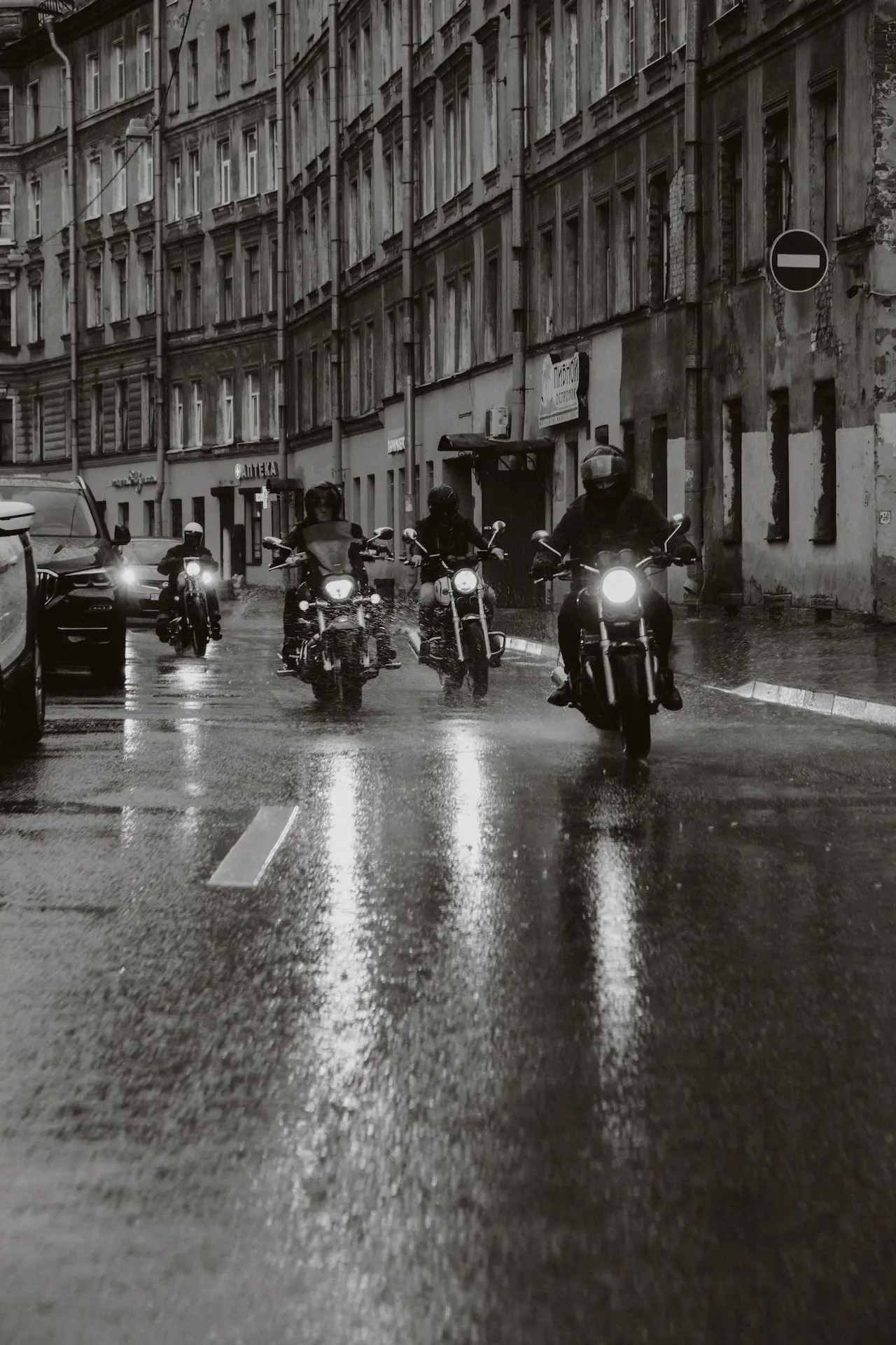 Motos sous la pluie